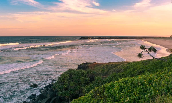 Het uitzicht op het strand met pinky zonsondergang in de zomer op het strand in Ballina, Byron bay, Australië Stockfoto