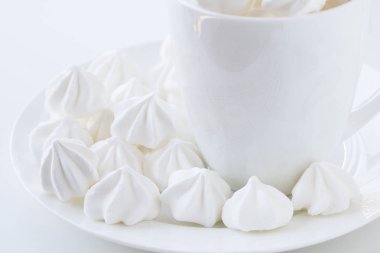 Beyaz beze yan görünüm beyaz plaka ve beyaz Kupası