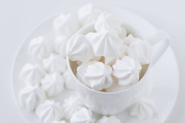 Beyaz arka plan üzerinde beyaz çay Kupası beyaz merengue