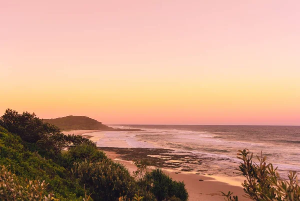 De pinky-zonsondergang in de zomer op het strand in Ballina met Oceaan weergeven, Byron bay, Australië Rechtenvrije Stockafbeeldingen