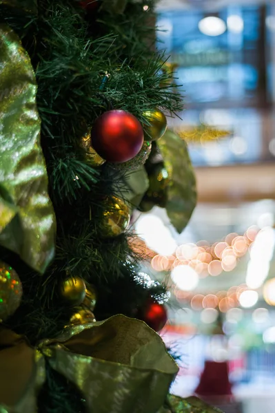 Decoraciones Del Árbol Navidad Centro Comercial Imágenes De Stock Sin Royalties Gratis
