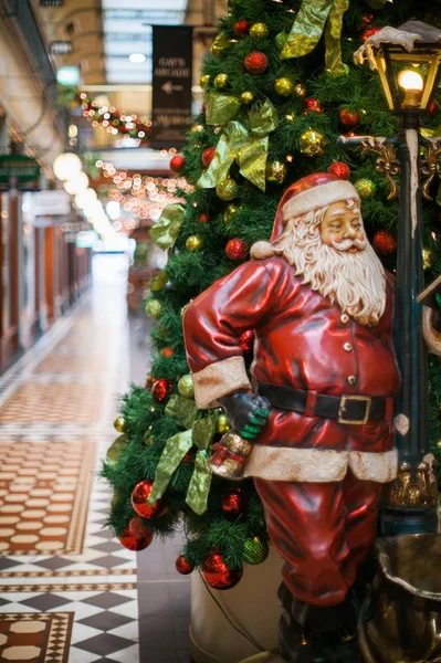 Karácsonyfa Dekorációk Plázában Stock Fotó