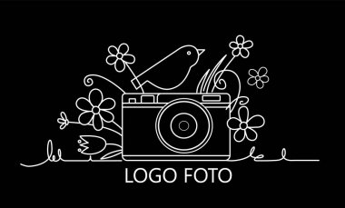 Kamerada bir kuş ve etrafında çiçekler olan fotoğraf makinesi. Fotoğraf ve fotoğraf stüdyosu çizgileri renkli çizimler. Vektör tasarım unsuru, logo, etiket, iş için rozet. Vektör illüstrasyonu