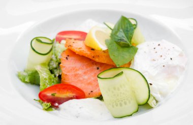 sebze ve tuzlanmış somon ile haşlanmış yumurta