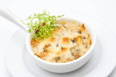 Julienne tavuk ve mantar beyaz bir kase ile