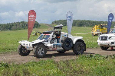 Çelyabinsk bölgesi, Rusya Federasyonu - 10 Temmuz 2017: Offroad araba ve spo