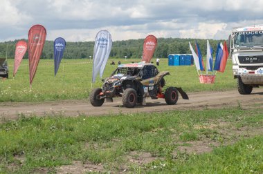 Çelyabinsk bölgesi, Rusya Federasyonu - 10 Temmuz 2017: Offroad araba ve spo