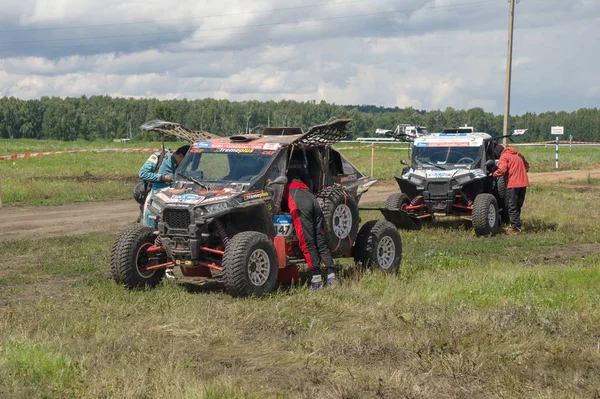 Gebiet Tscheljabinsk, Russland - 10. Juli 2017: Geländewagen und spo — Stockfoto