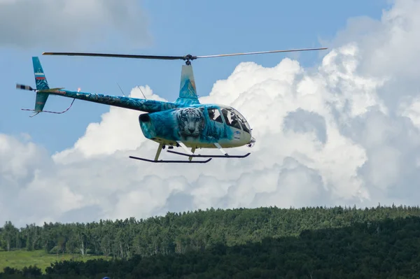Regio Tsjeljabinsk - 10 juli 2017: Helikopter op de Si — Stockfoto