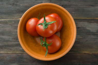 Ahşap bir masa üzerinde sulu olgun domates