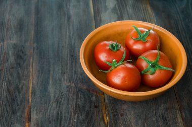 Ahşap bir masa üzerinde sulu olgun domates