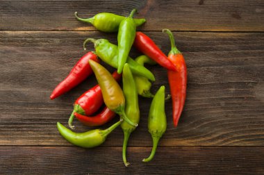 Ahşap bir masa üzerinde küçük pul biber