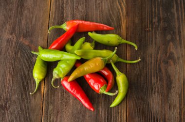 Ahşap bir masa üzerinde küçük pul biber