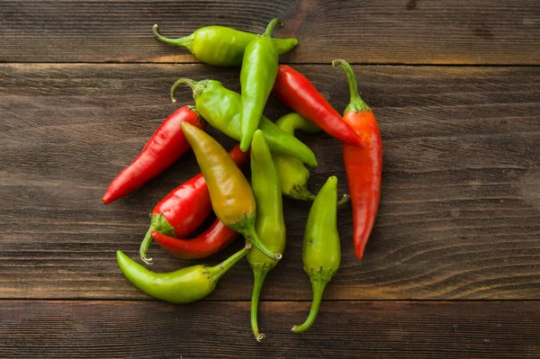 Ahşap bir masa üzerinde küçük pul biber