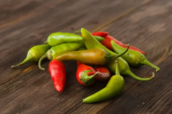 Ahşap bir masa üzerinde küçük pul biber