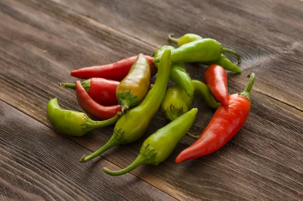 Ahşap bir masa üzerinde küçük pul biber