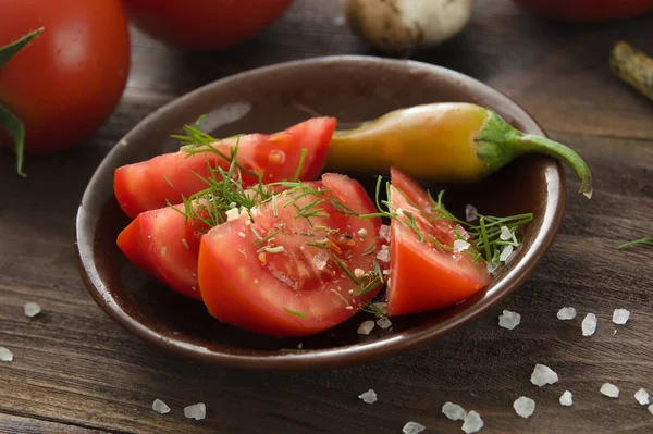 Ripe sliced tomatoes, hot chili peppers, garlic on a wooden tabl — Stock Photo, Image