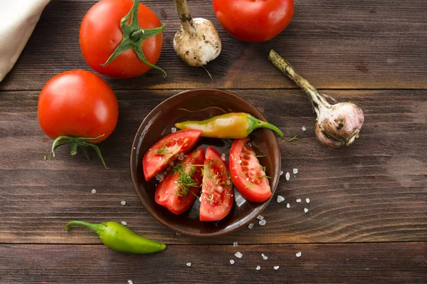 Olgun dilimlenmiş domates, sıcak biber, sarımsak ahşap tabl