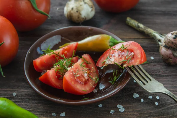 Ripe sliced tomatoes, hot chili peppers, garlic on a wooden tabl — Stock Photo, Image