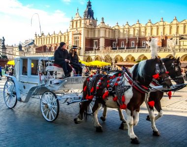 Krakow, Polonya - Aralık 2017: At arabası, Krakow, Polonya'nın eski bir şehrin ana Meydanı (Pazar Meydanı).