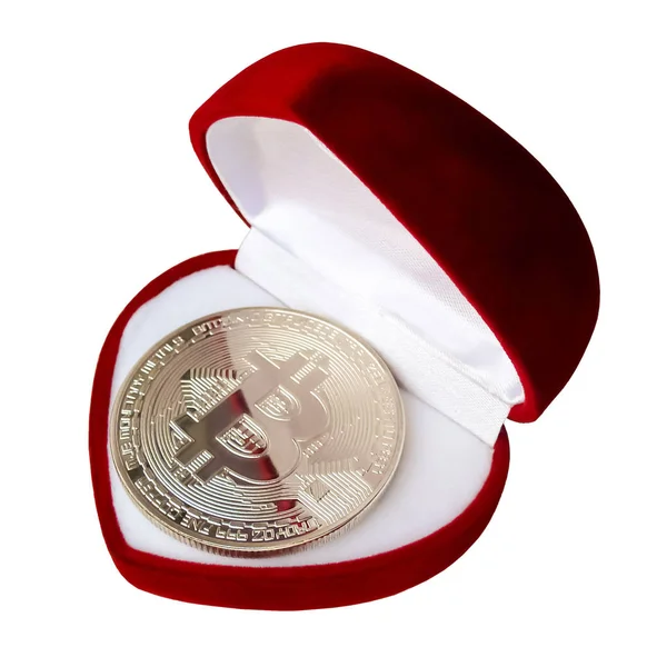 Bitcoin (Btc) pahalı yüzük veya takı için kırmızı kalp kutu içinde. Açıkça beyaz arka plan üzerinde izole.