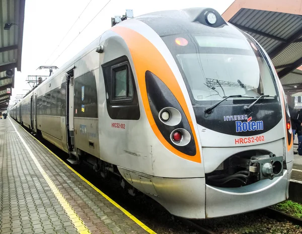 Przemysl, Polonya - 18 Kasım 2017: Modern trende Lviv-Przemysl platformu. Ukrayna ve Polonya ile tren arasındaki uluslararası iletişim Ukrayna ve Avrupa Birliği arasında vizesiz rejiminin bir semboldür.