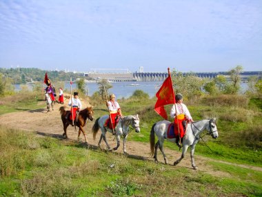 Zaporizhzhia, Ukrayna - 14 Temmuz 2010: Khorytsya adasındaki Ukrayna Kazakları (Khorytsia) - Zaporozhye kentindeki turistler için kostümlü tarihi gösteri (Zaporozhye)).