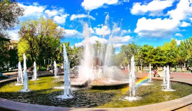 Zaporizhzhia Şehri (Zaporizhia veya Zaporozhye), Mayakovskogo meydanı ve Çernobil kazasının kahramanlarına adanmış Yaşam Çeşmesi. Yaz, spreyde bir gökkuşağı.