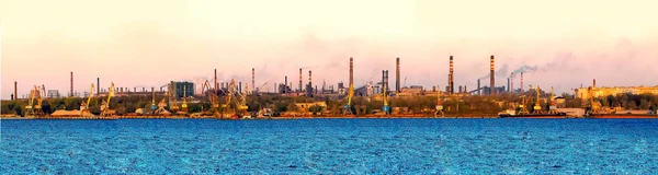 Ukrayna 'daki sanayi kompleksi. Dinyeper nehri ve büyük metal bitki boruları. Atmosferde duman salınımı. Gün görünümü.
