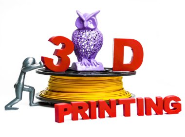 3D yazıcı ve 3 boyutlu baskı teknolojisi kullanılarak oluşturulan kırmızı harfler için bobindeki plastik iplik. Plastik bir adam ve mor bir baykuş tarafından tutuluyor. 3D baskı kullanılarak yaratılmış. Abs / Pla plastiği. Fotoğraf beyaz arkaplanda izole edildi.