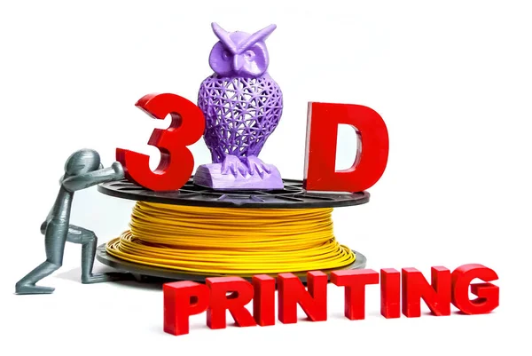 3D yazıcı ve 3 boyutlu baskı teknolojisi kullanılarak oluşturulan kırmızı harfler için bobindeki plastik iplik. Plastik bir adam ve mor bir baykuş tarafından tutuluyor. 3D baskı kullanılarak yaratılmış. Abs / Pla plastiği. Fotoğraf beyaz arkaplanda izole edildi.