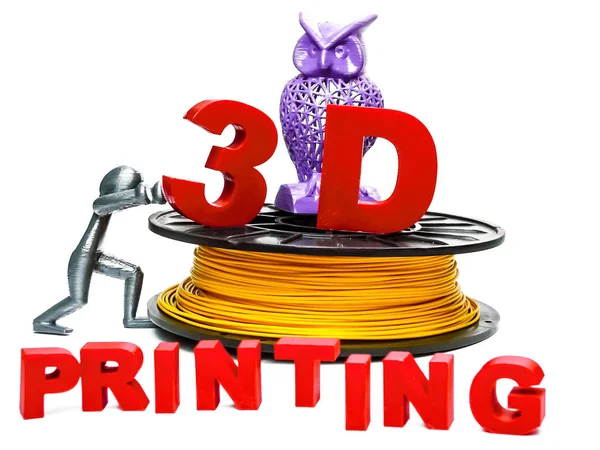 3D yazıcı ve 3 boyutlu baskı teknolojisi kullanılarak oluşturulan kırmızı harfler için bobindeki plastik iplik. Plastik bir adam ve mor bir baykuş tarafından tutuluyor. 3D baskı kullanılarak yaratılmış. Abs / Pla plastiği. Fotoğraf beyaz arkaplanda izole edildi.