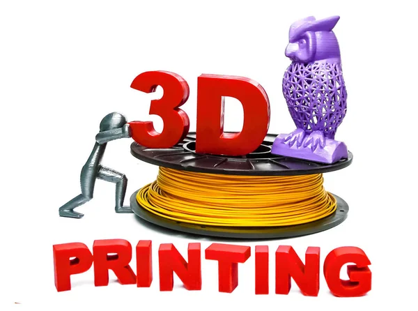3D yazıcı ve 3 boyutlu baskı teknolojisi kullanılarak oluşturulan kırmızı harfler için bobindeki plastik iplik. Plastik bir adam ve mor bir baykuş tarafından tutuluyor. 3D baskı kullanılarak yaratılmış. Abs / Pla plastiği. Fotoğraf beyaz arkaplanda izole edildi.