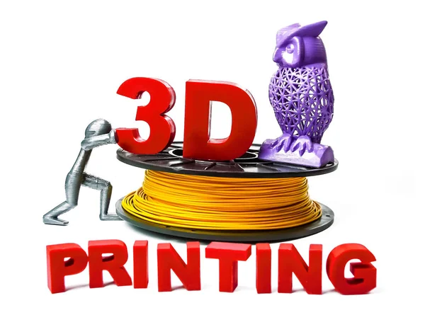 3D yazıcı ve 3 boyutlu baskı teknolojisi kullanılarak oluşturulan kırmızı harfler için bobindeki plastik iplik. Plastik bir adam ve mor bir baykuş tarafından tutuluyor. 3D baskı kullanılarak yaratılmış. Abs / Pla plastiği. Fotoğraf beyaz arkaplanda izole edildi.