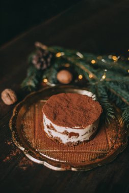 Noel tatlısı - ahşap zemin üzerinde tiramisu Noel ağacı ve bokeh