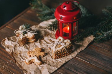 Yeşil noel keki kesimi. Noel keki ahşap arka planda ve bokeh renkli yeni yıl dekorasyonuyla