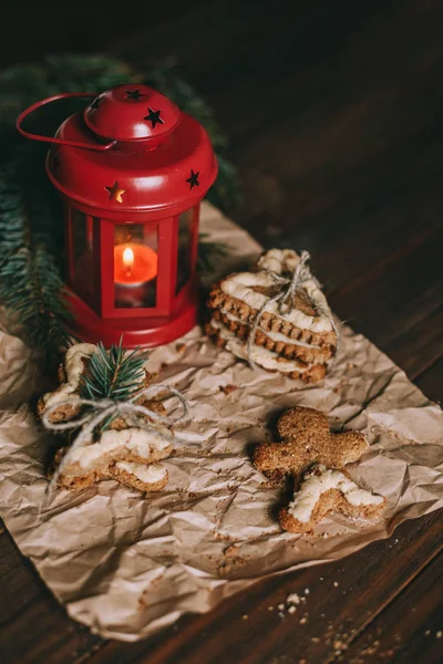 Yeşil noel keki kesimi. Noel keki ahşap arka planda ve bokeh renkli yeni yıl dekorasyonuyla
