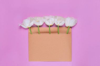 kahverengi bir zarf içinde beyaz laleler