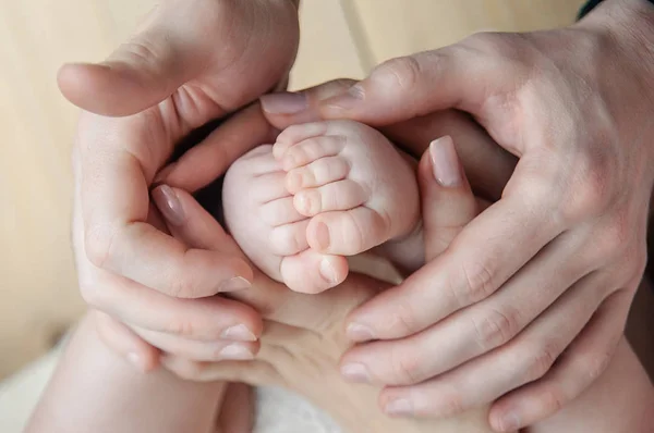 Детские Ноги Руках Отца Матери — стоковое фото