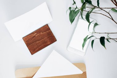 Zarf bir mektup, fotoğraf ve telefon için ahşap stand ile