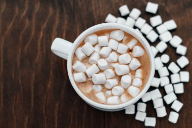 ahşap arka plan üzerinde beyaz bir marshmelow ile beyaz fincan