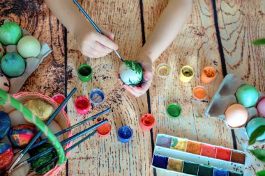 boya ve ahşap arka plan fırçalar