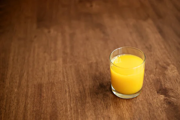 Orangensaft Auf Einem Hölzernen Hintergrund — Stockfoto