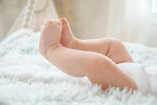 Handen Van Kinderen Houden Bosbessen — Stockfoto