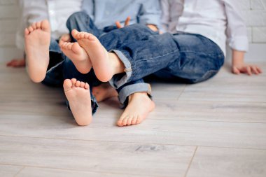 Çocuk bacaklar yere yat