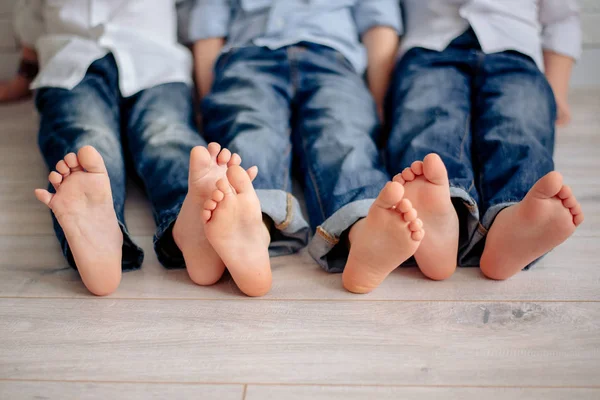 Gambe Dei Bambini Trovano Sul Pavimento — Foto Stock