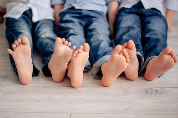 Gambe Dei Bambini Trovano Sul Pavimento — Foto Stock