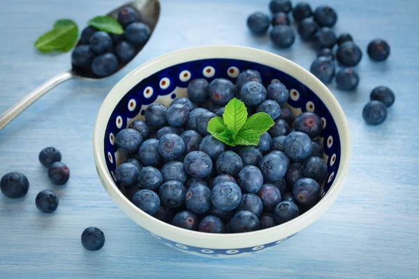 Bir kasede taze yaban mersini