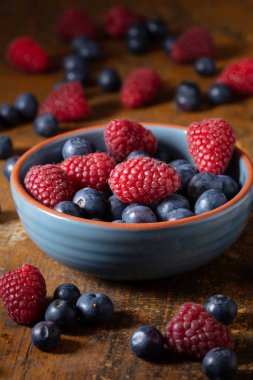 mavi bir kase çilek