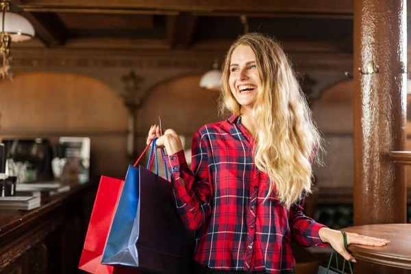 Die Erwachsene Studentin Lacht Als Sie Scheck Für Ihre Neujahrsgeschenke — Stockfoto